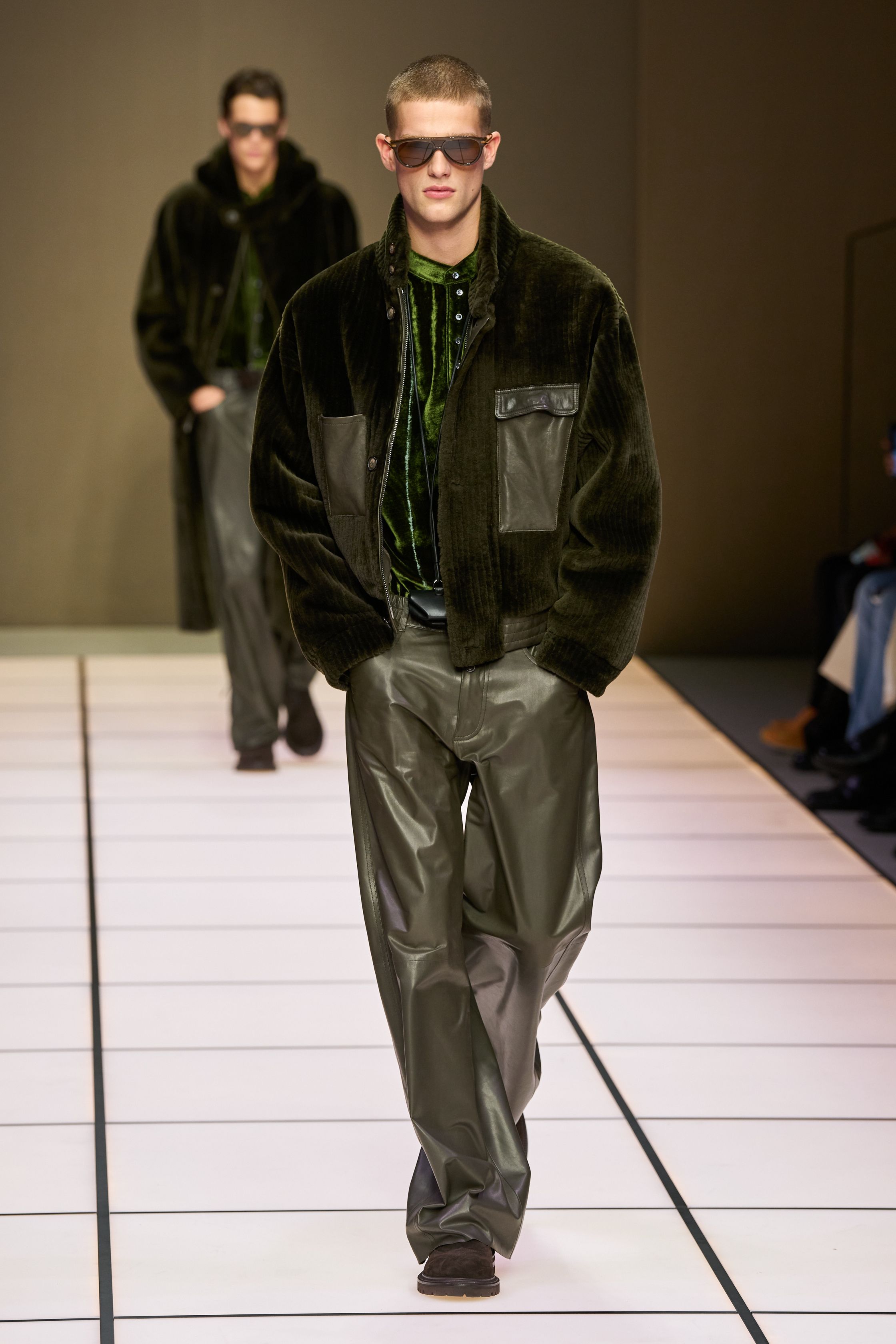Giorgio Armani 26FW 男装回归品牌最本质的语言：流动、克制与永恒。柔软大衣、宽松长裤、针织与轻结构西装在灰、驼、米与墨绿中缓慢展开，强调身体与面料之间的自然关系。系列几乎不依赖任何戏剧化装饰，却通过比例、步伐与质感建立权威感，是对“真正优雅无需证明”的再次确认，也是一种对快节奏时尚的温和抵抗-顽石频道趋势研究